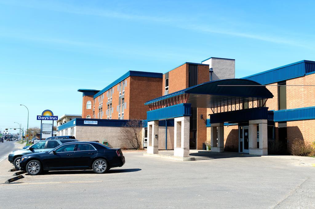 Days Inn By Wyndham Estevan Exterior photo